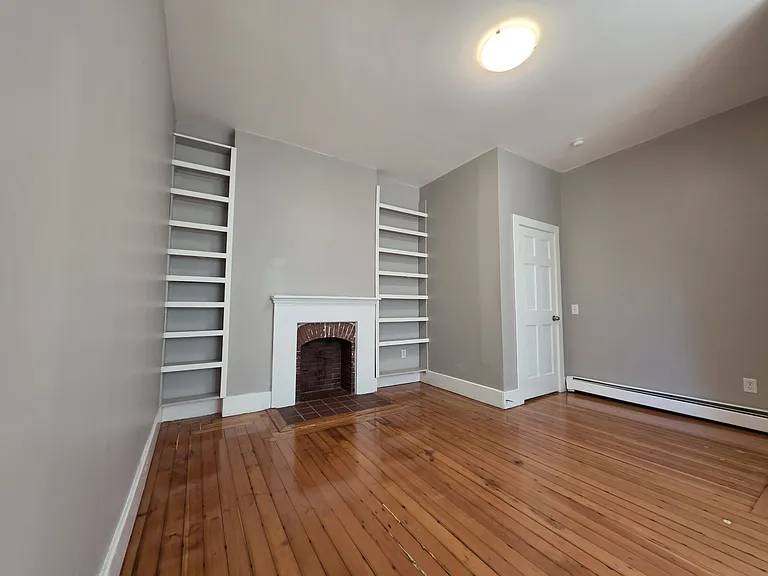 62 Seventh St 1stFlr 2B/2B EastProv! Hardwoods Fireplace! Laundry! — Photo 9