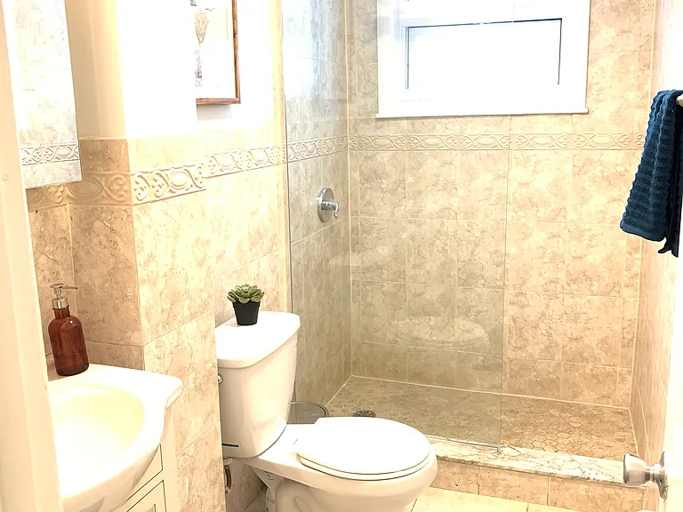 2428 Cambreleng Ave — Photo 15