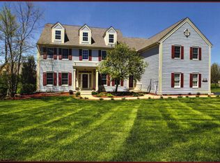 W293N3923 Round Hill Cir, Pewaukee, WI 53072