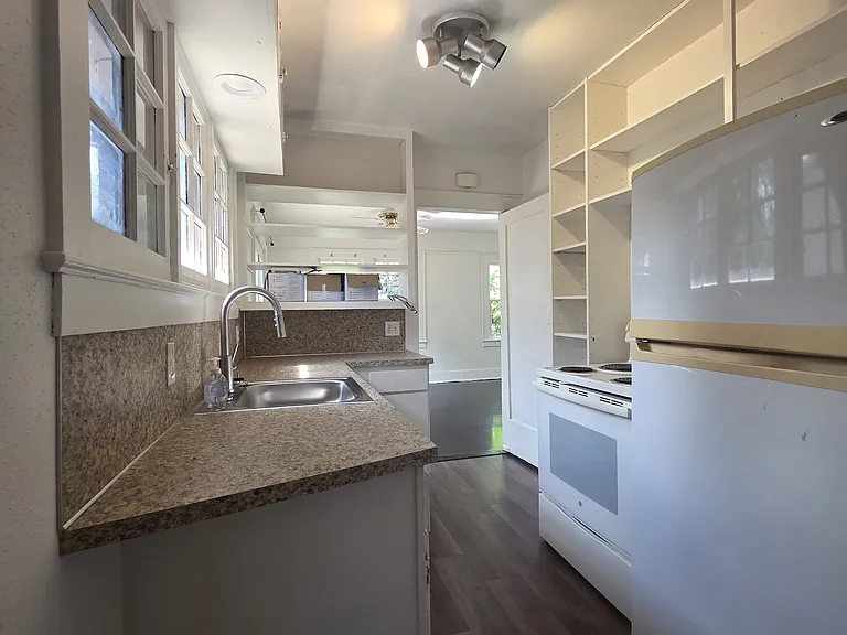 950 Capitol St NE — Photo 23