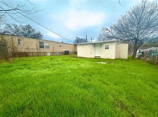 820 Chihuahua St, Lockhart, TX 78644