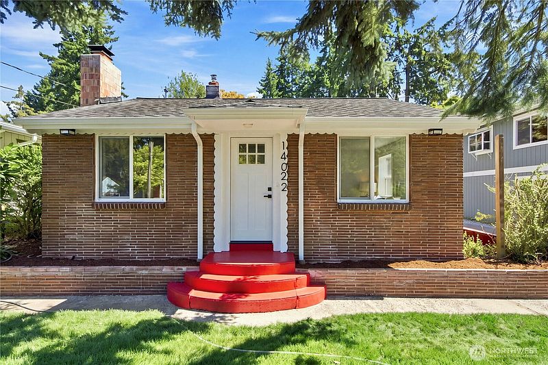 3rd image of 14022 Roslyn Place N