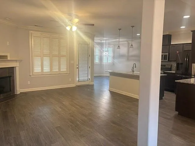 5 bed, 3.0 bath, 2599 sqft, $2,850 — Photo 2