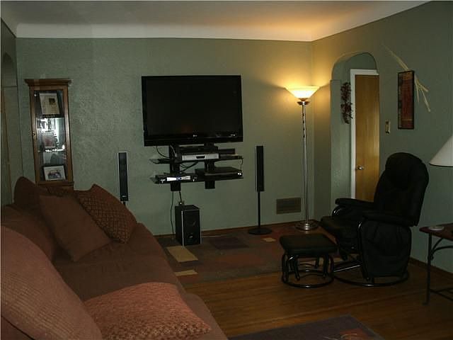 2nd image of 1633 Glenross Blvd