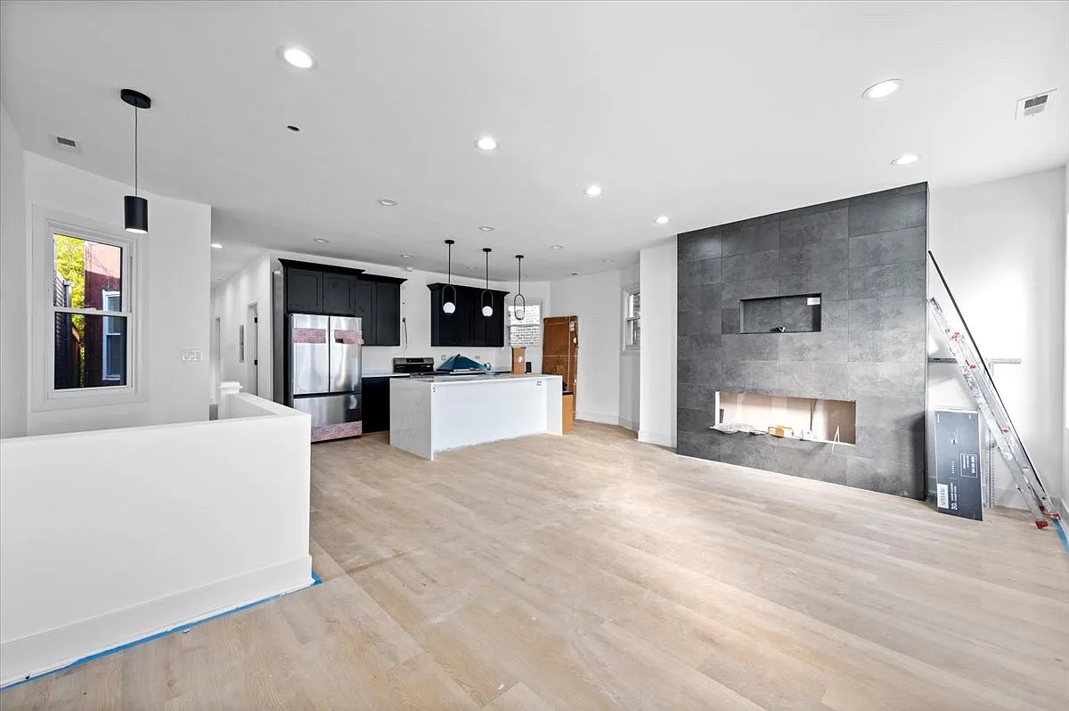 Building Photo - 3116 W Montrose Ave #2
