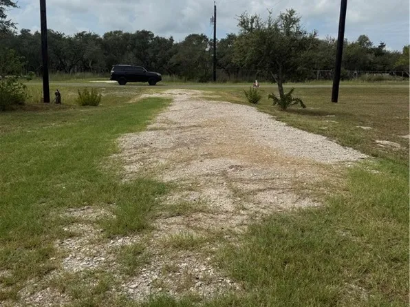 818 Traylor Ave, Rockport, TX 78382