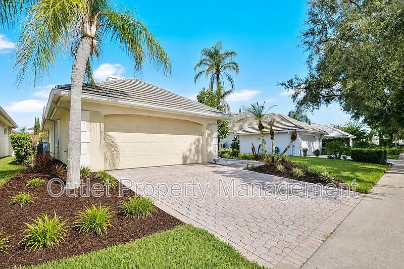 3 bed, 2.0 bath, 2521 sqft, $3,300 — Photo 2