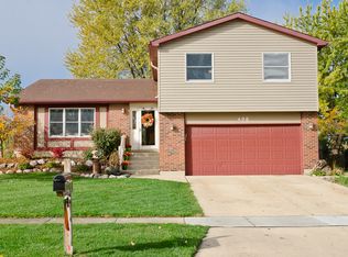 490 Heather Ln, Carol Stream, IL 60188