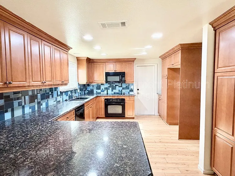 3305 E Palo Alto Ave — Photo 3