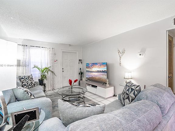 4th image of 905 NE 28th St APT 102