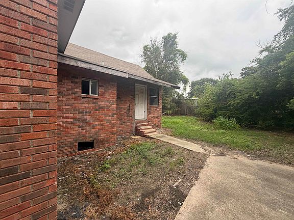3rd image of 407 Jackson St