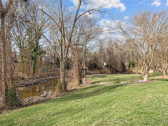 3rd image of 20 Stillwater Ln