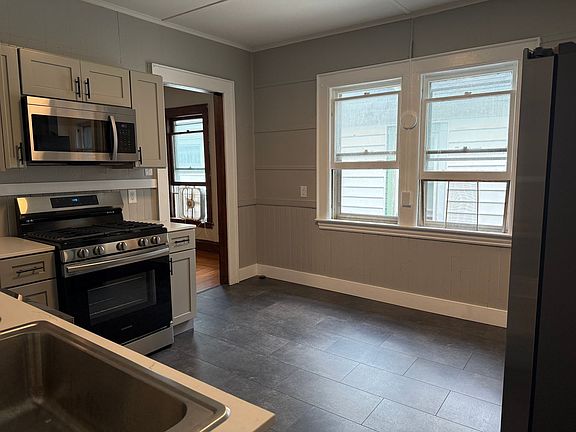 3rd image of 825-827 Westcott St