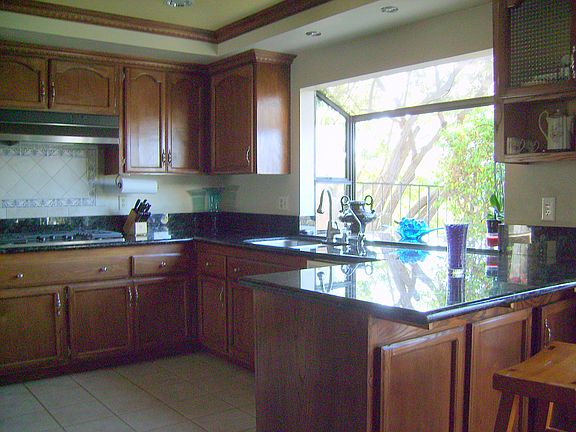 4th image of 1633 Oxford Ct