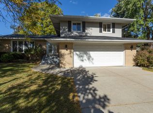 1503 N Larch Dr, Mount Prospect, IL 60056
