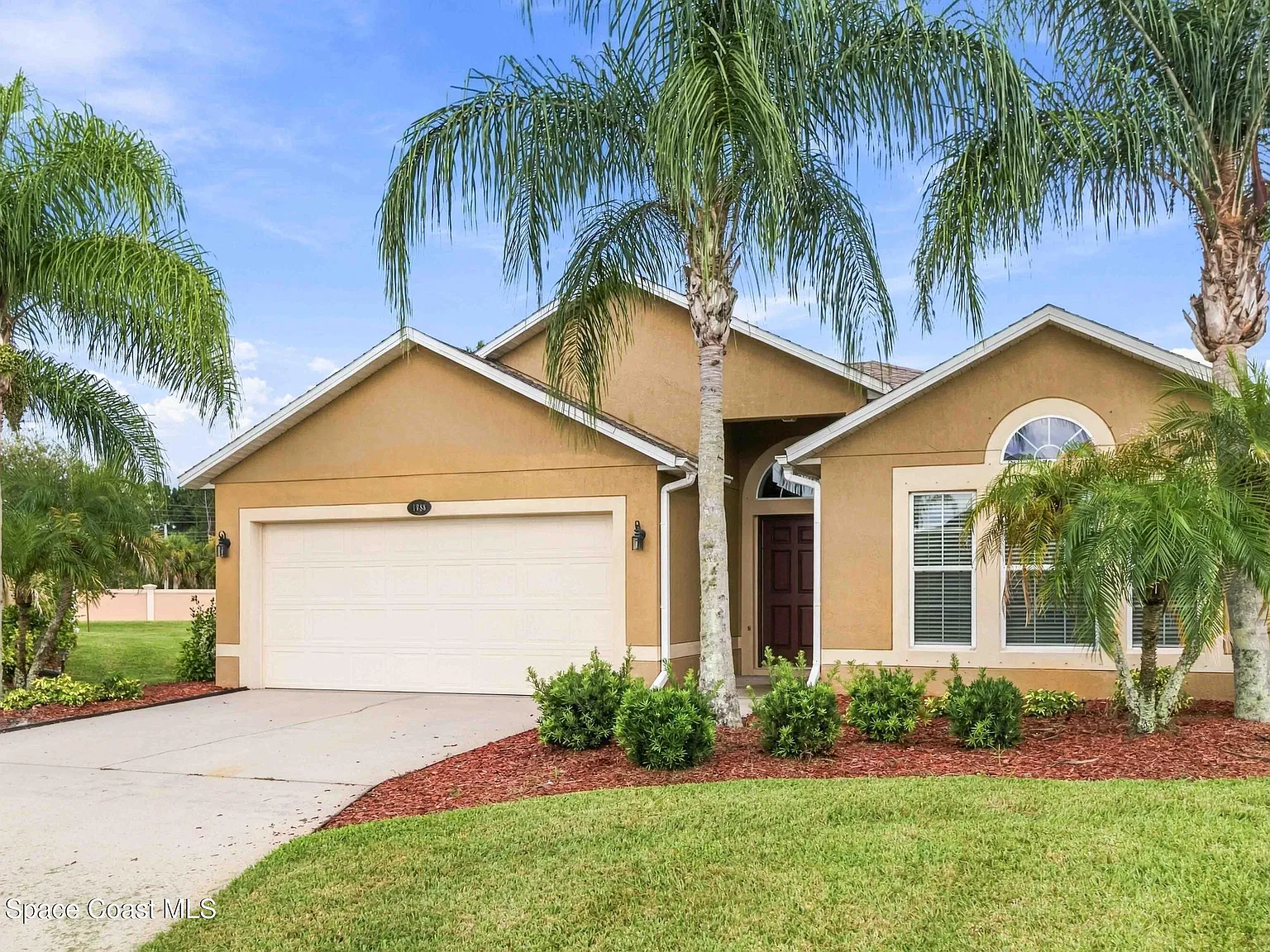 3 bed, 2.0 bath, 1875 sqft, $2,100 — Photo 2
