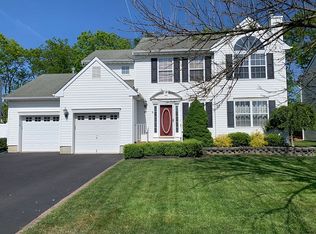 15 E Shenendoah Rd, Howell, NJ 07731