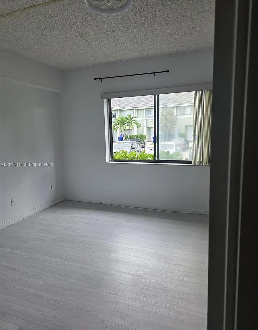 Hampton Court Condo — Photo 4