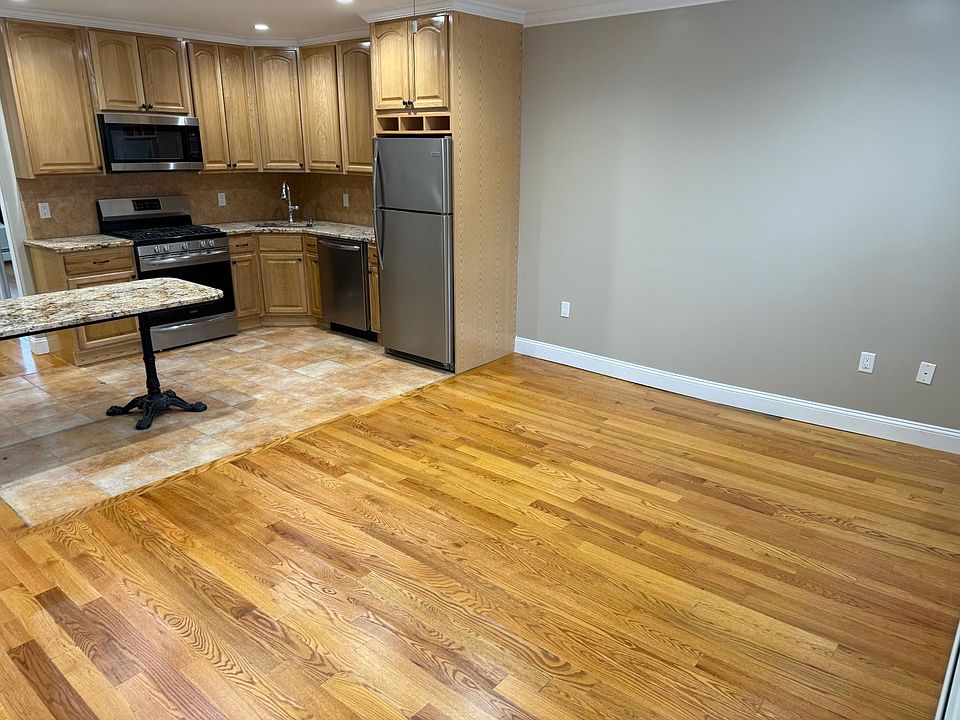 Updated kitchen, stainless steel appliances , unit comes with microwave.