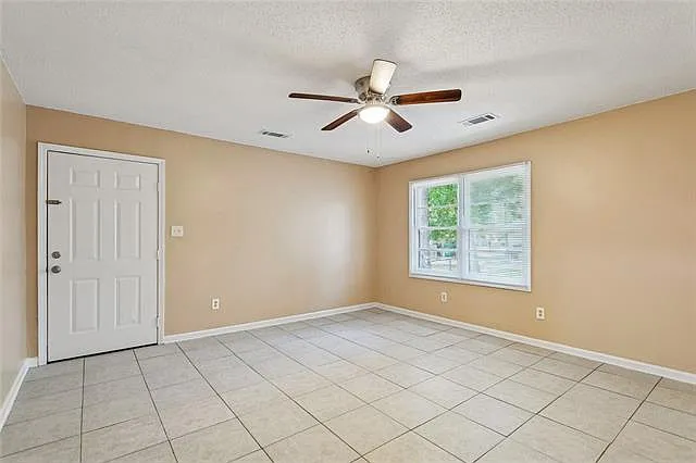 3 bed, 1.5 bath, 1300 sqft, $1,500 — Photo 3