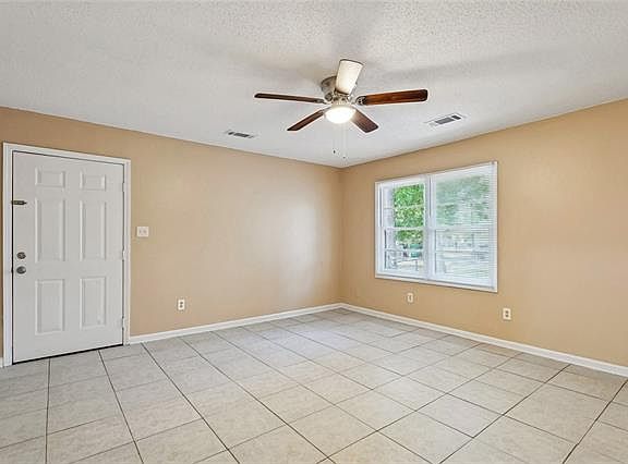 3rd image of 834 Pine Tree St