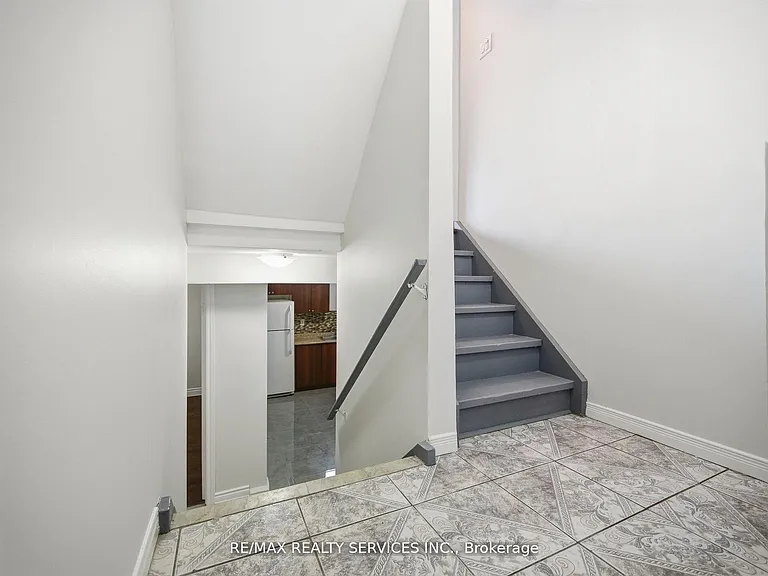 8 Deerpark Cres S #LOWER — Photo 3