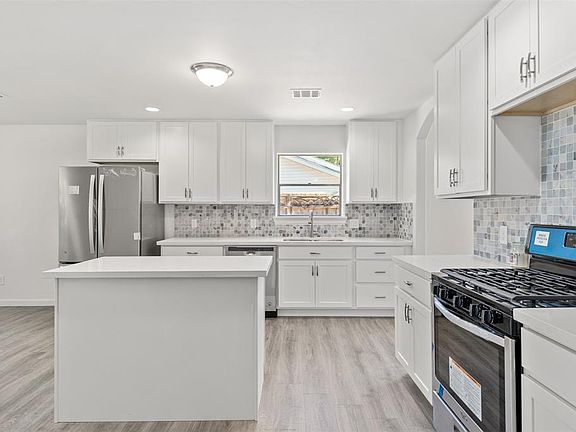 2nd image of 1025 Shady Oak Ln