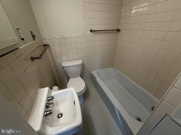 4th image of 271 Redwood Dr APT A