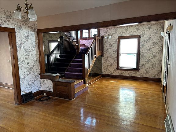 4th image of 1204 Walker St