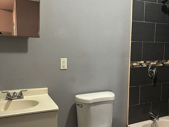 5th image of 417 15th Ave #2L