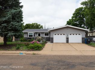 969 10th Ave W, Dickinson, ND 58601