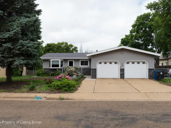 969 10th Ave W, Dickinson, ND 58601