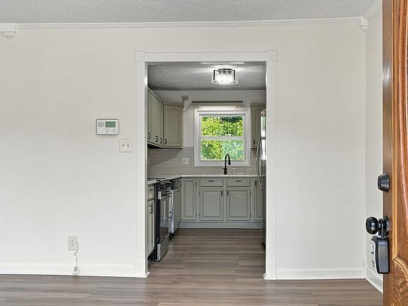 5th image of 712 Perry St