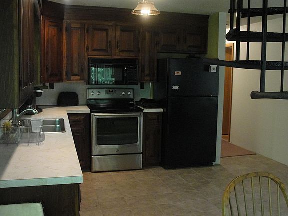 5th image of 1042 Davis Hill Rd