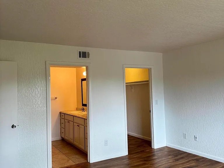 2100 Forest Knoll Dr NE #202 — Photo 8