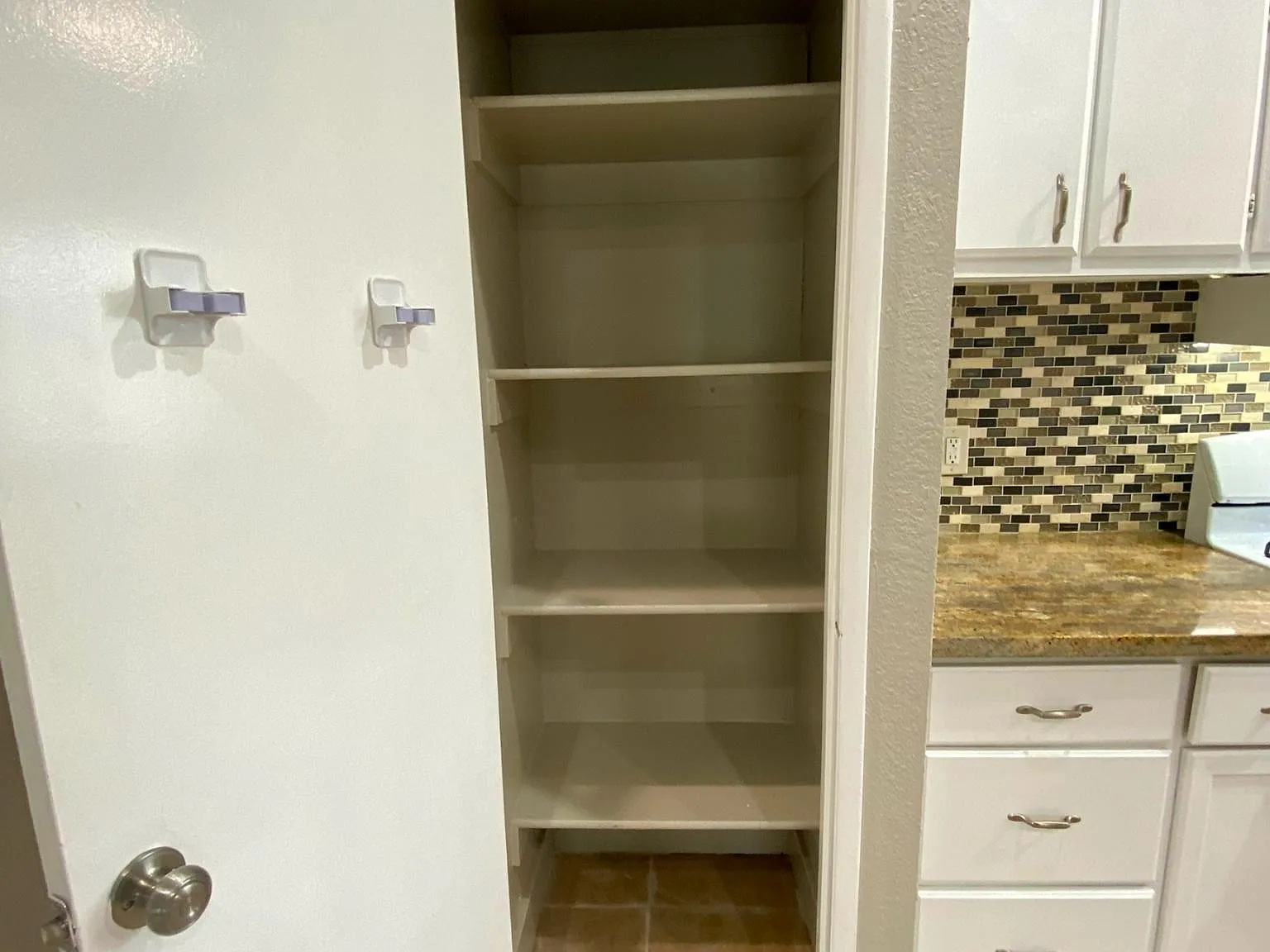 3 bed, 800 sqft, $2,995 — Photo 2