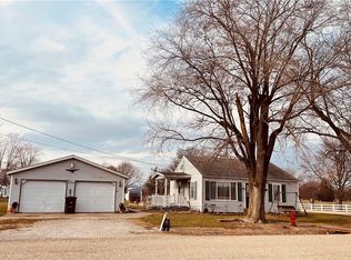 911 Ash St, Edgewood, IL 62426