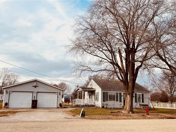 911 Ash St, Edgewood, IL 62426