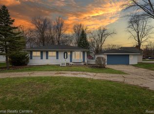 363 Vanderpool Dr, Troy, MI 48083