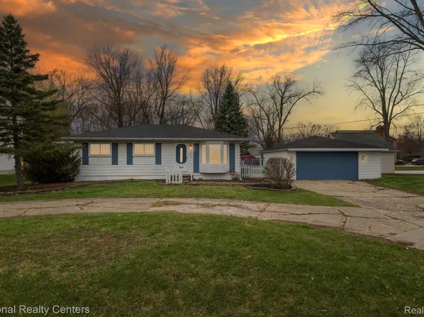 363 Vanderpool Dr, Troy, MI 48083