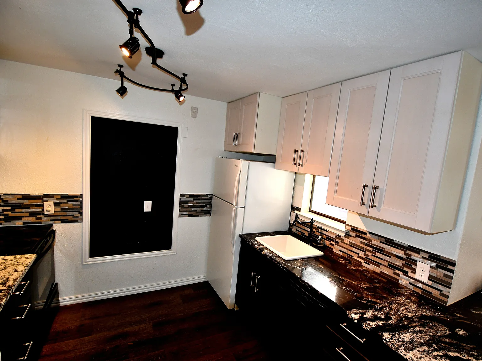 2 bed, 929 sqft, $1,700 — Photo 2