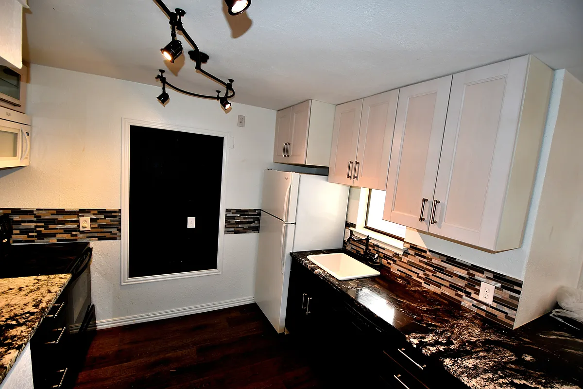Building Photo - 3121 Sondra Dr #E204