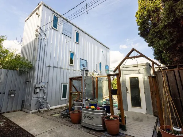 3112 Steele St, Victoria, BC V8Z 3N8