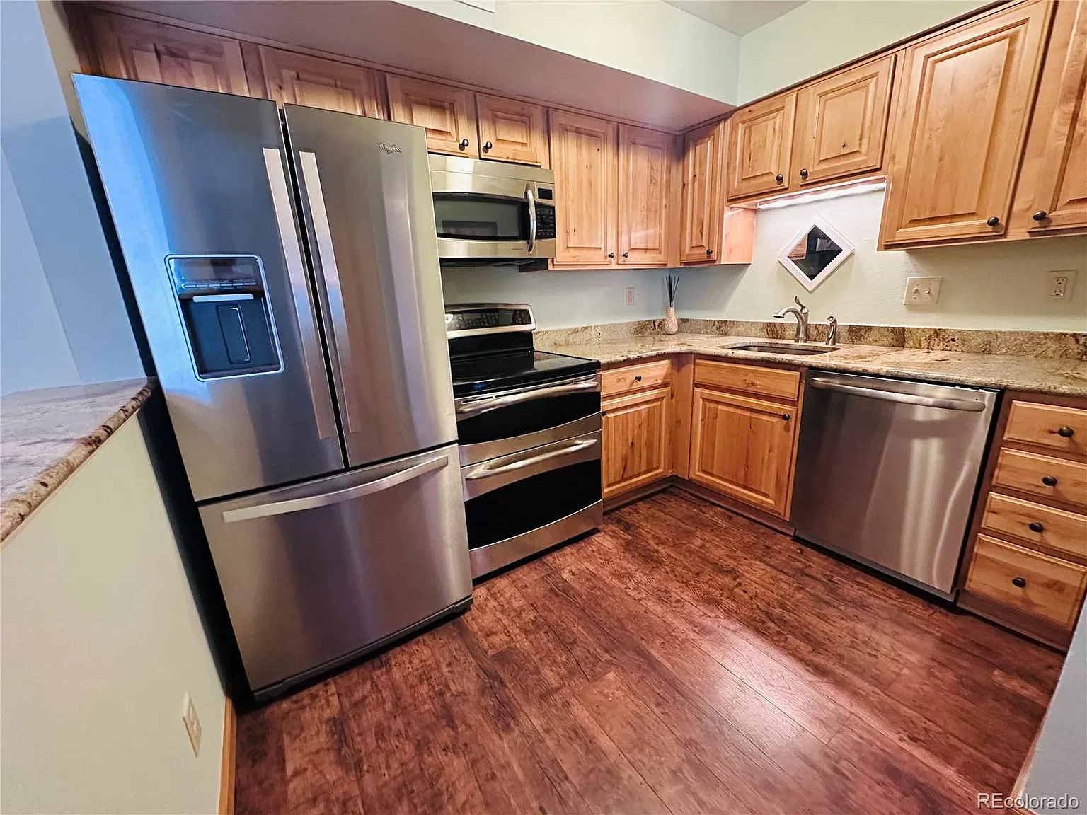 Studio, 878 sqft, $1,800 — Photo 3