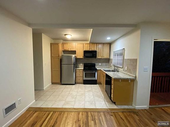 4th image of 2-30 Hartley Pl Unit B