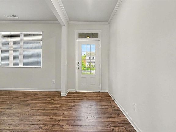 4th image of 243 Berkeley Trce