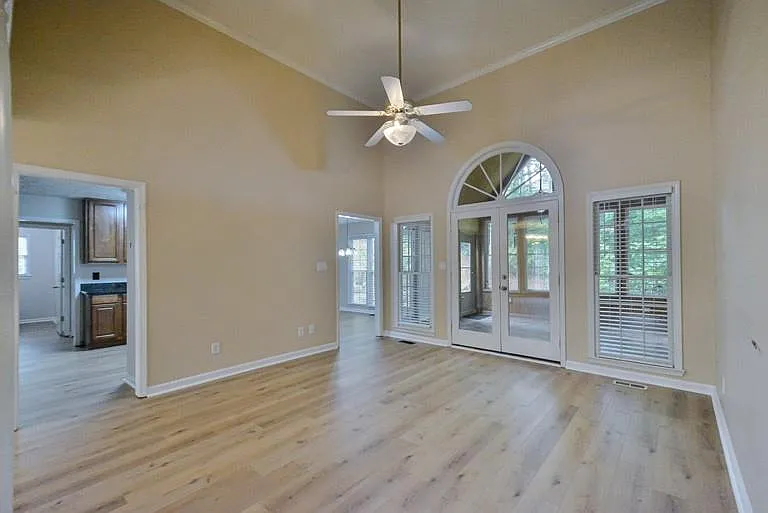 3 bed, 2.0 bath, 2100 sqft, $2,100 — Photo 4