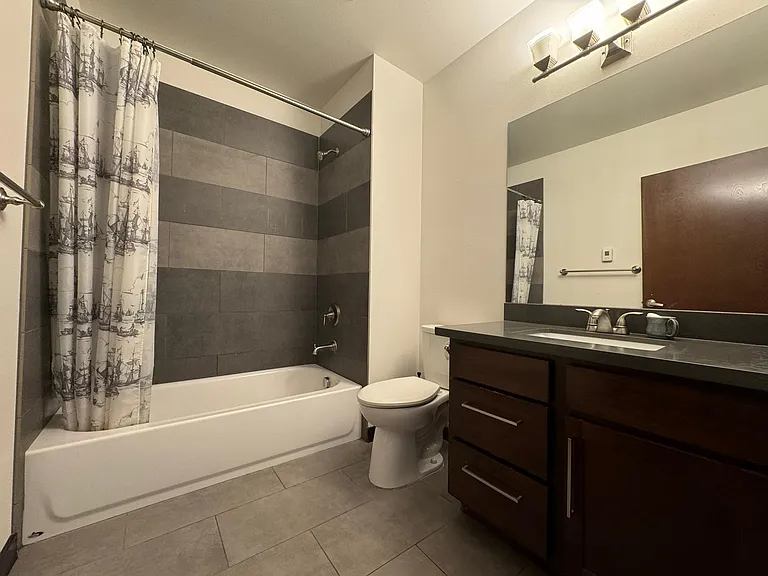 2nd Floor: full bathroom with a bathtub.