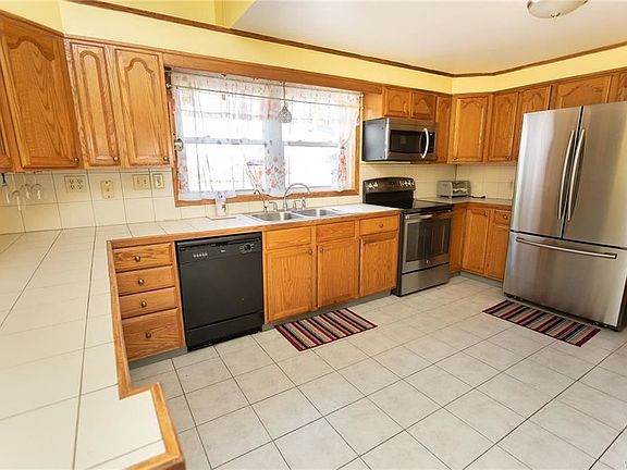 3rd image of 73 Newport Ave