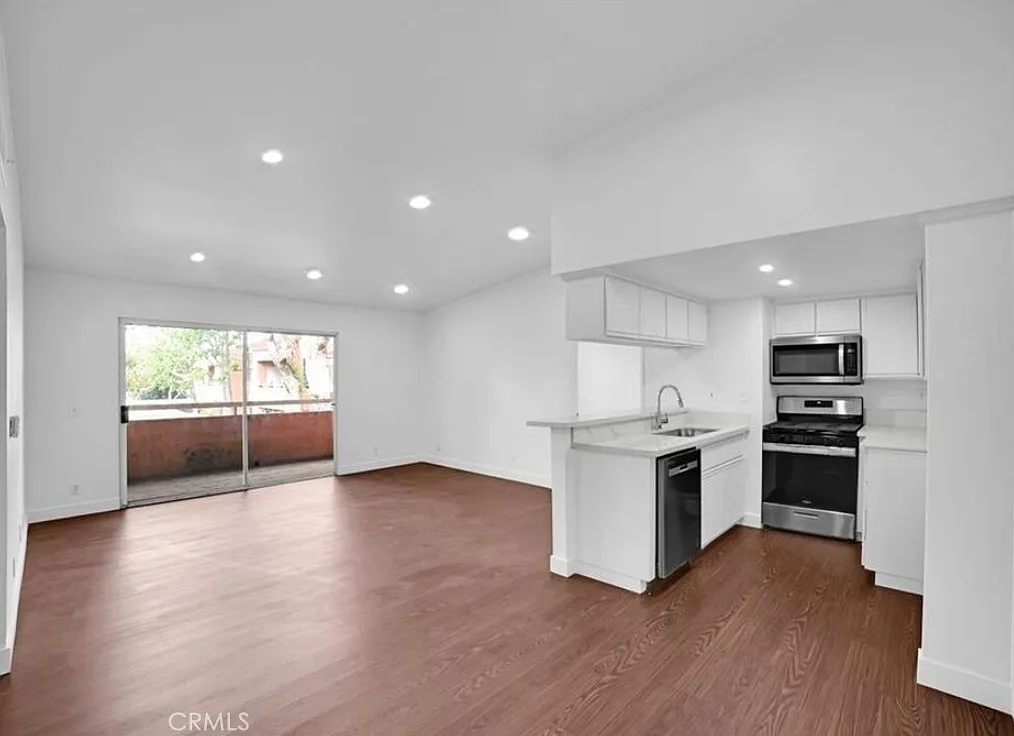 2 bed, 910 sqft, $2,500 — Photo 2